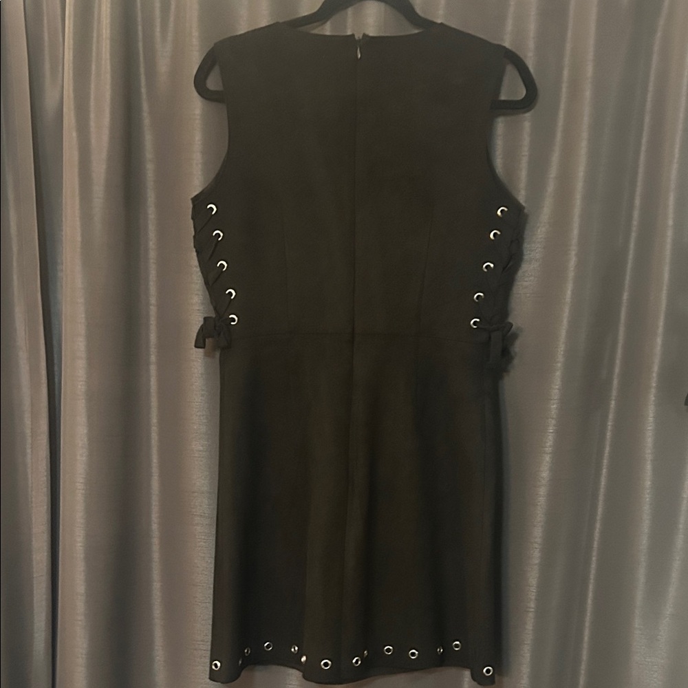 Elegant Black Mini Dress with Grommet Details - Picture 3 of 3